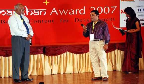 Dash is receiving Manthan award from Prof. K. Kannan, Vice Chancellor, Nagaland
